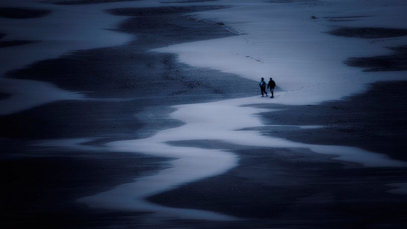 Hikers on the North Sea beach by Keesnan Dogger Fotografie