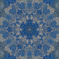 Abstraktes Mandala in Blau und Silber