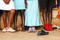 In de rij voor de Afrikaanse school