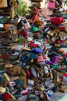 Slotjes aan een brug in Praag, Tsjechie