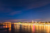 Le Waalbrug et le Waalkade de nuit