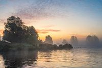 Un magnifique lever de soleil dans le cadre aquatique de Grouw