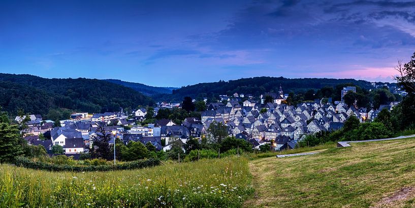 Freudenberg dans le Siegerland - Panorama de la ville au coucher du soleil par Frank Herrmann