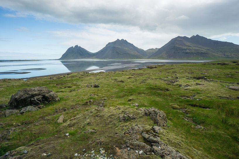 Island - Drei Berge spiegeln sich im stillen Wasser des Sees hinter grünem Grasland Naturlandschaft von adventure-photos