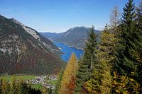 Blick auf den Achensee und Pertisau im Herbst