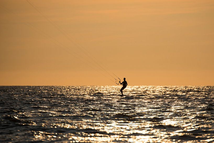 Kitesurfer bij zonsondergang by Michel Sjollema