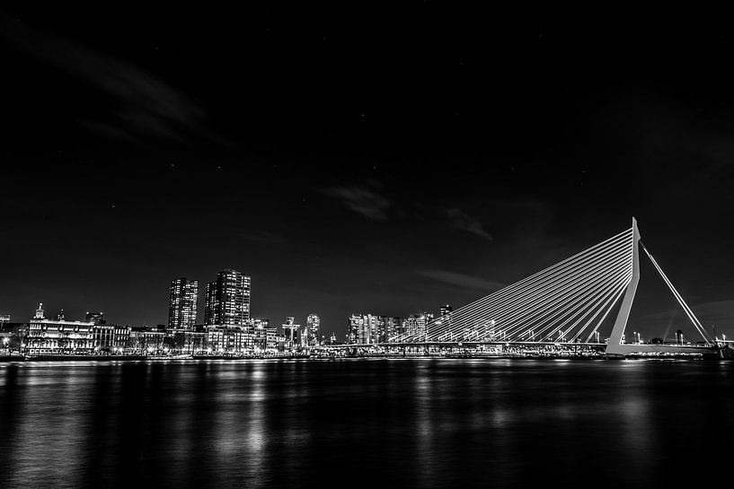 Erasmusbrug Rotterdam bij nacht in zwart wit von ABPhotography