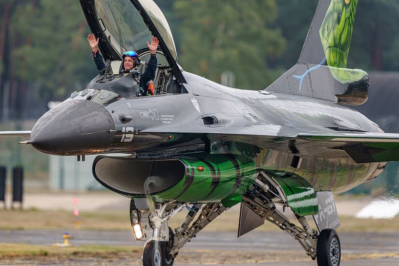 F-16 Demo piloot &quot;Vrieske&quot; in zijn Dream Viper. van Jaap van den Berg