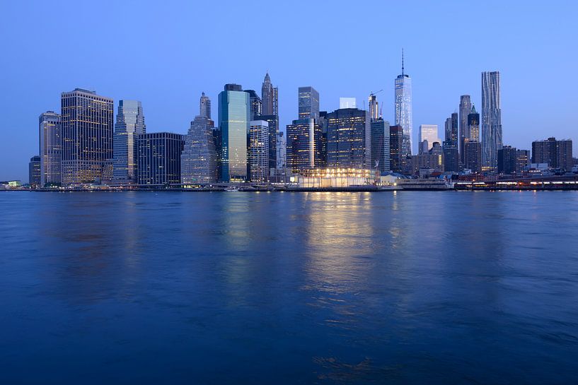 Lower Manhattan Skyline in New York voor zonsopkomst par Merijn van der Vliet