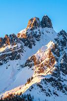Eine winterliche Berglandschaft im warmen Licht der untergehenden Sonne.