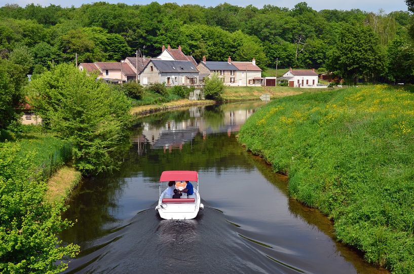 Vergnügungsschifffahrt in grüner Umgebung auf dem Fluss Yonne in Burgund, Frankreich von Gert Bunt