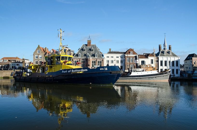Modernes Schiff neben dem Schlepper ss Furie von Maurice Verschuur