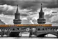 BERLIJN Oberbaumbrücke - gele stadstrein