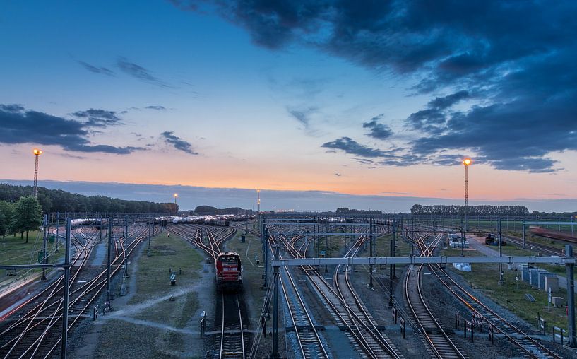 Rangierbahnhof Kijfhoek mit Güterzügen bei Sonnenuntergang von Arthur Scheltes