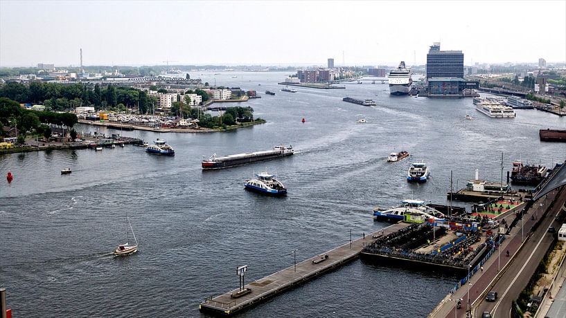 Zicht op Amsterdam Centraal Station en het IJ by Reinder Weidijk