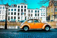 Coccinelle Volkswagen sur le Rapenburg à Leiden.