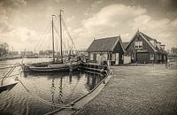 Hafenhäuser mit Bottern in Sepia