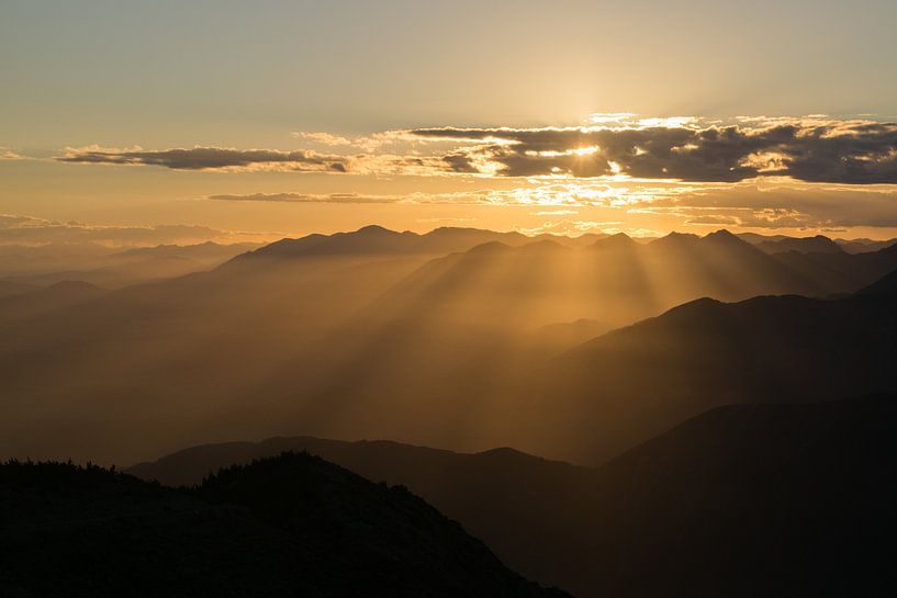 Coucher de soleil dans les montagnes par Heleen Middel