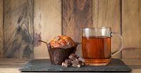 Tasse de thé avec un muffin et du chocolat