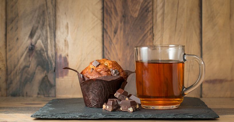Tasse Tee mit einem Muffin und Schokolade von Josephine Huibregtse