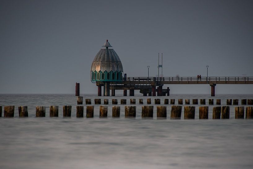 La jetée et la cloche à plongeur de Zingst avec des plateformes en bois à la mer Baltique par David Esser