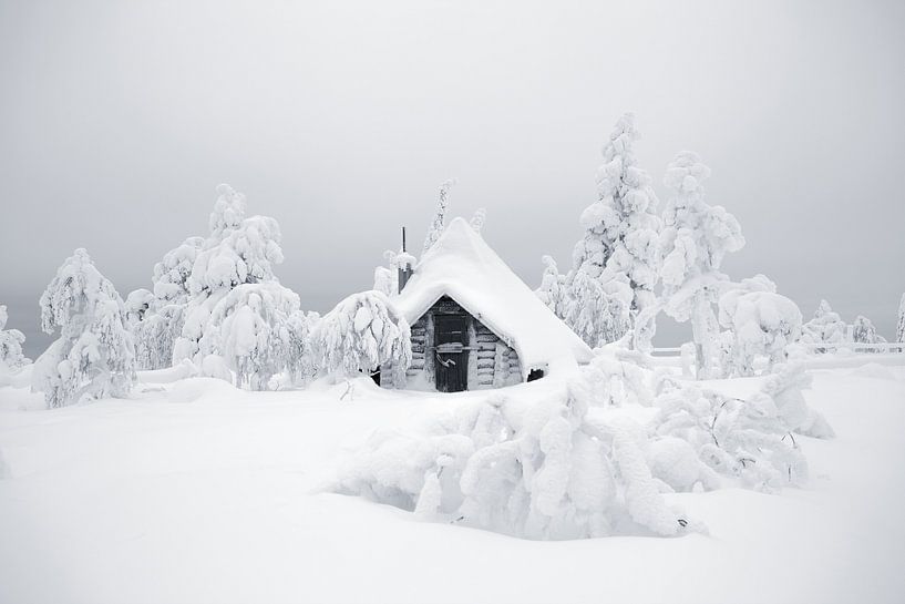 Verschneite Hütte in Finnisch-Lappland von Menno Boermans