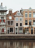 Maisons de canal aux couleurs pastel le long du Spaarne à Haarlem | Tirage photo d'art | Pays-Bas, E