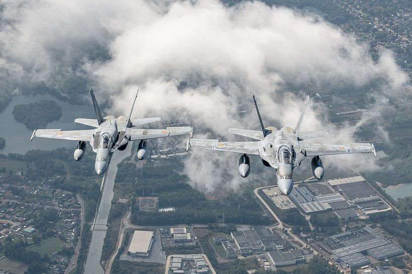 Formation de deux EF-18A Hornets espagnols. par Jaap van den Berg