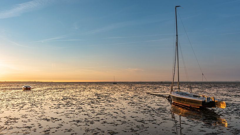 Boot auf dem Festland in der Abendsonne von Jan Poppe