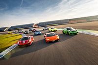 Supercars colorées au lever du soleil