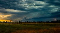 Intensive rollende Wolken über der niederländischen Landschaft.