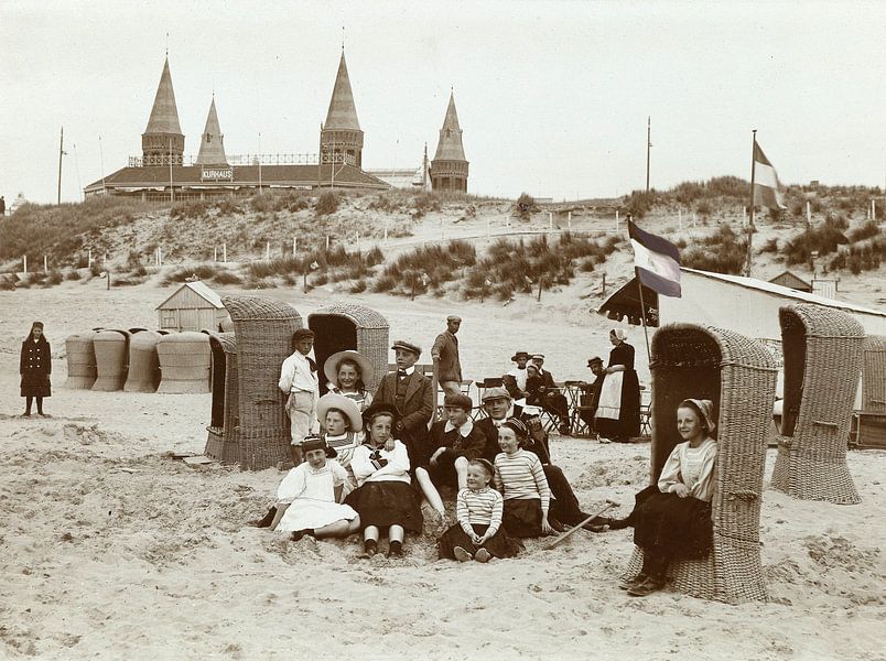 Children at the beach in Zandvoort, Knackstedt &amp; Näther, 1900 - 1905 by Het Archief