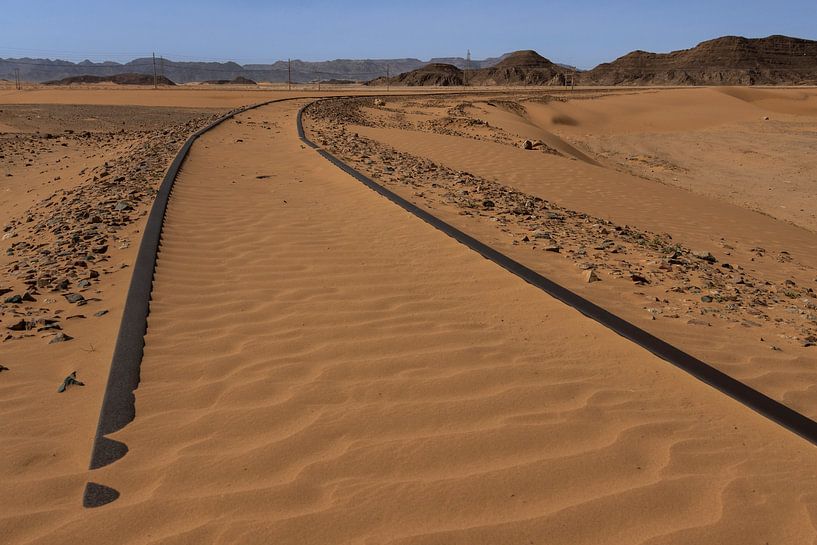 Verlassene Eisenbahnstrecke in der Wüste Wadi Rum von Sander Groenendijk