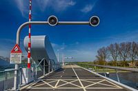 Over de brug de polder in