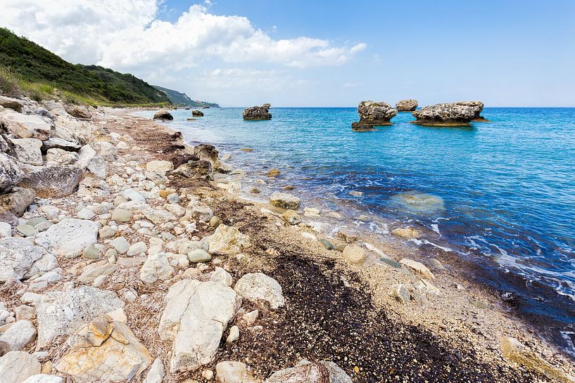 Landschaft mit Felsen und Meer in Griechenland von Ben Schonewille