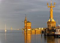 Konstanz am Bodensee, Hafeneinfahrt mit Justizia, Leuchtturm, Schiffen, Spiegelungen bei orangefarbenen Sonnenuntergang