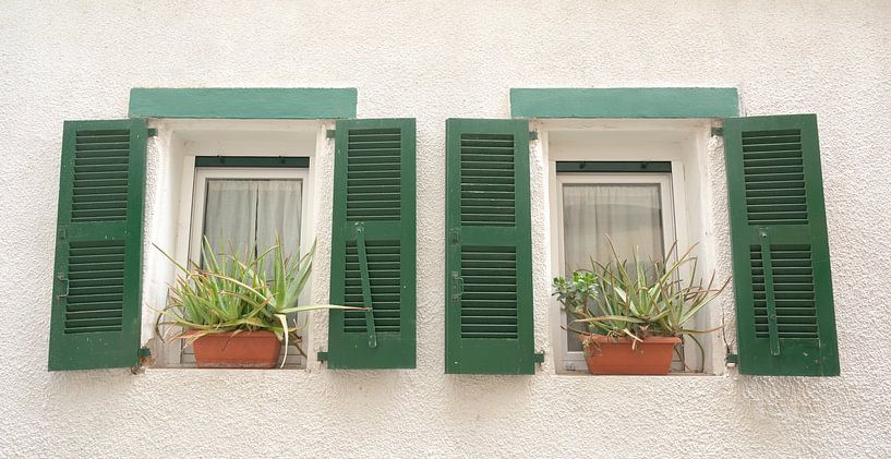 Grüne Fensterläden an zwei kleinen Fenstern in Spanien - Straßen- und Reisefotografie von Christa Stroo photography