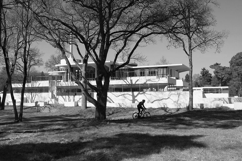 de eenzame fietser bij sanatorium Zonnestraal von Peter de Ruig