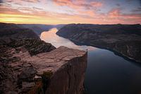 Sonnenaufgang am Preikestolen in Norwegen