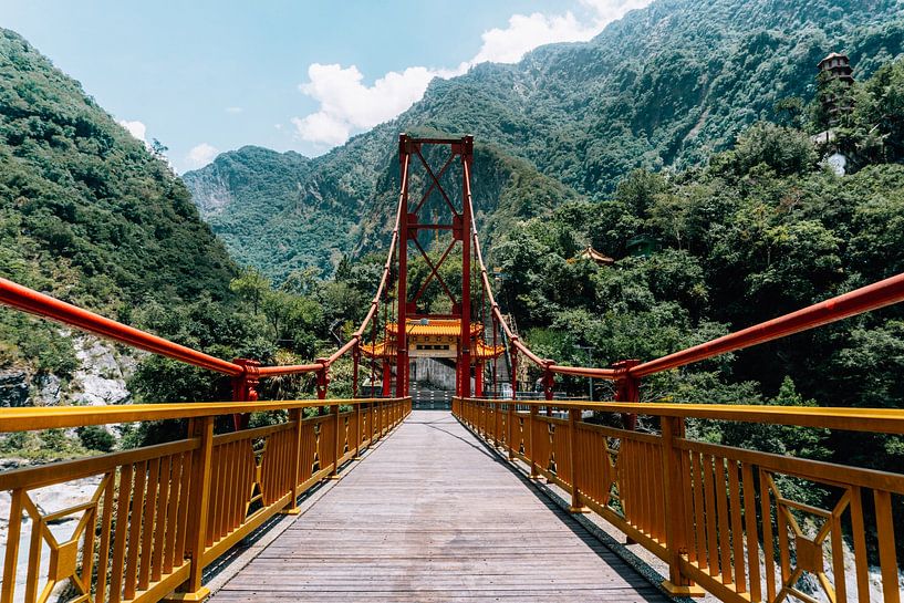 Pont rouge et jaune dans les gorges de Taroko à Taïwan par Expeditie Aardbol