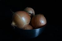 stilleven met uien in een aluminium schaal