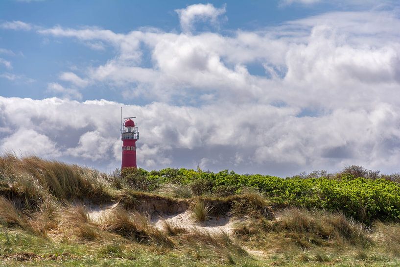Paysage avec phare, dunes et ciel nuageux par Lisette Rijkers