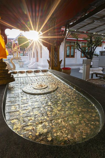 Le silence d'or : l'empreinte de Bouddha dans la lumière du soir par Walter G. Allgöwer