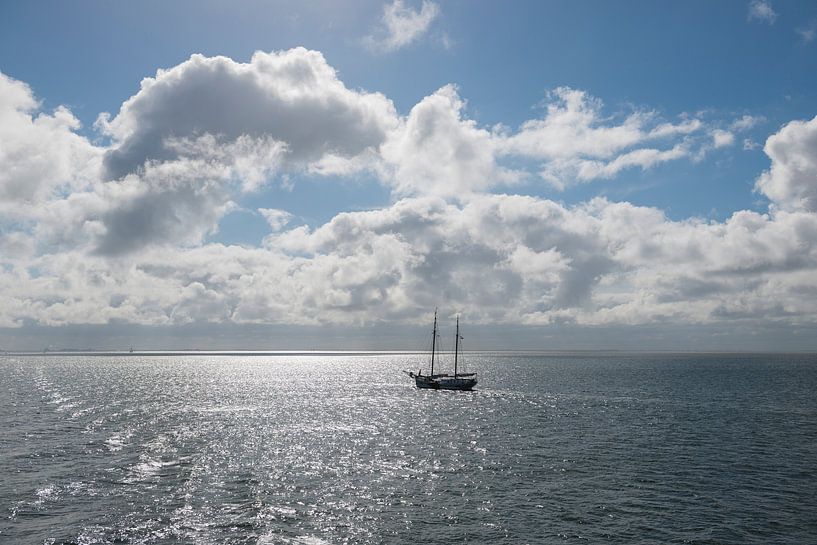 Zon over de Waddenzee met zeilboot van Tonko Oosterink