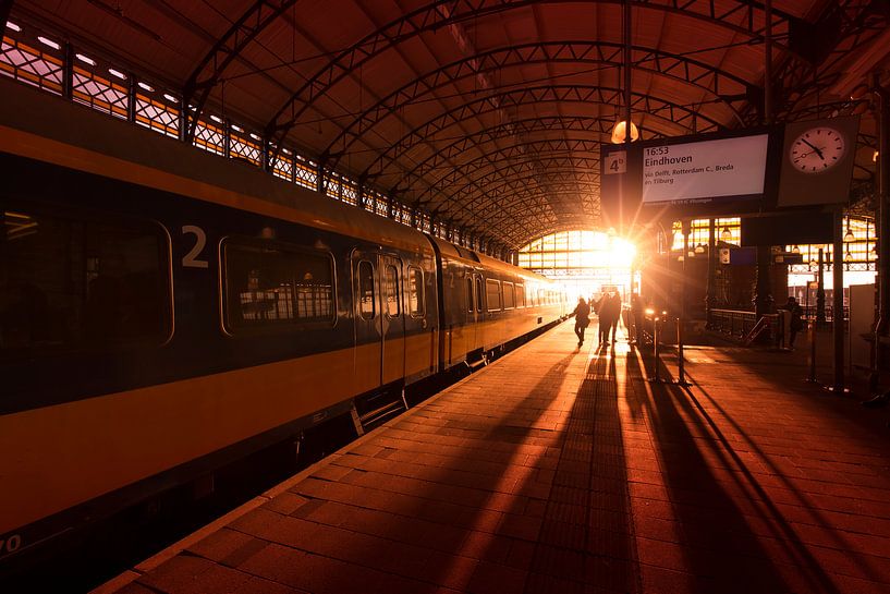 Zonsondergang op treinstation Hollands Spoor in Den Haag von Rob Kints