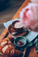 Kaffee mit Croissant zum Frühstück