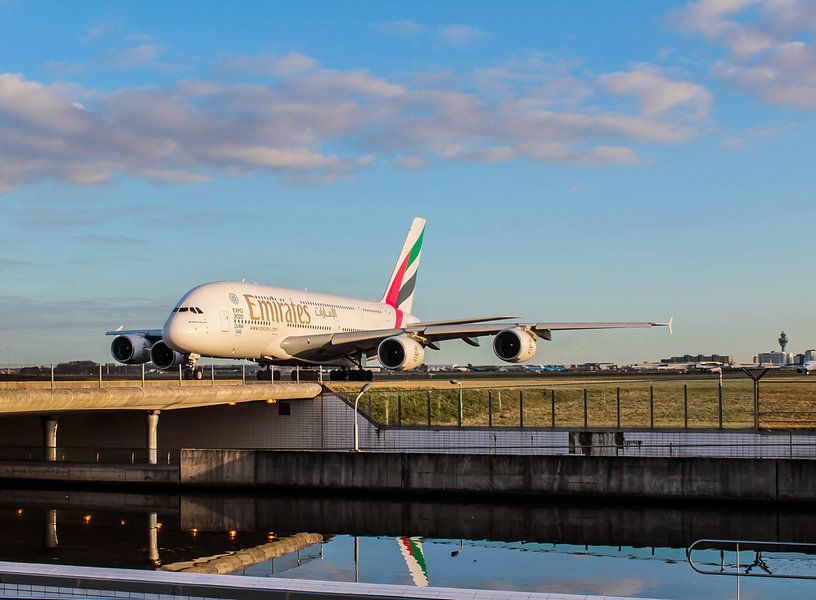 Ermirates Airbus A380 direkt über dem Wasser auf dem Flughafen Schiphol von Robin Smeets