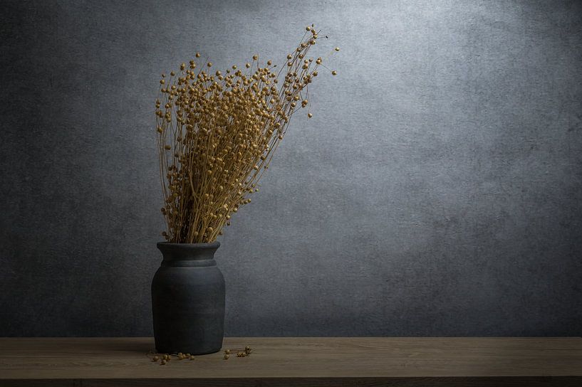 Still life with dried alsi grass in an earthen vase by John van de Gazelle fotografie