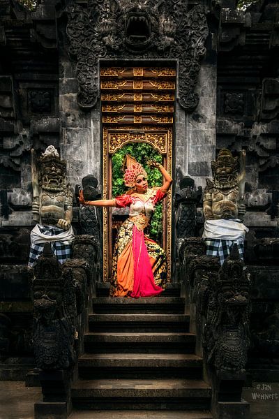 Entrée du temple de Bali avec une danseuse par Fotos by Jan Wehnert