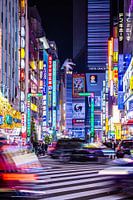 Wenn es Nacht wird in Tokio - Shinjuku Neonlichter unter dem wachsamen Auge von Godzilla